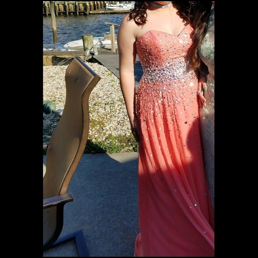 Salmon/coral strapless sweet16 or prom dress! 🥰